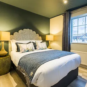 The At Castle Apartment