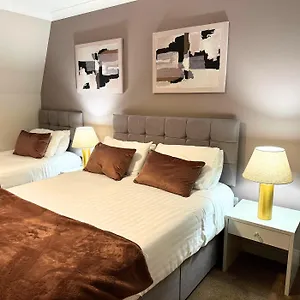 Spacious 2 Bedroom In Apartment